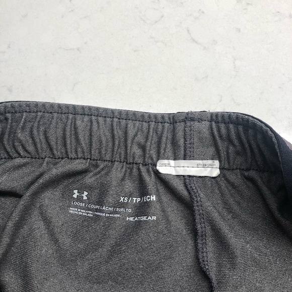 Gray under armor shorts - Picture 3 of 3